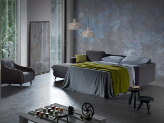 Divano modello Eclisse, letto aperto con lenzuola